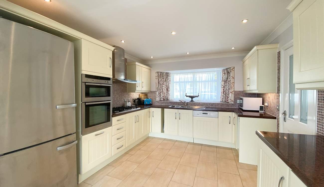 Oodles of space for all in the kitchen. 