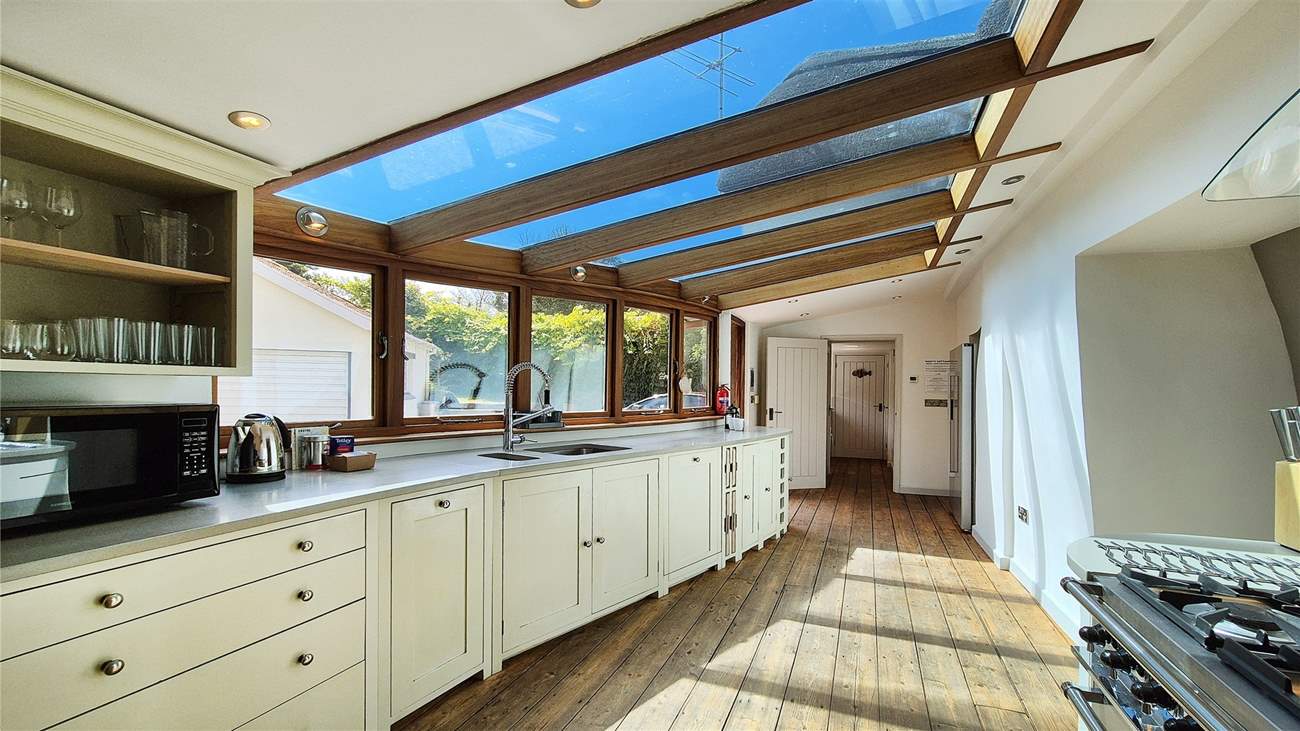 The kitchen is light and bright thanks to the glass ceiling.