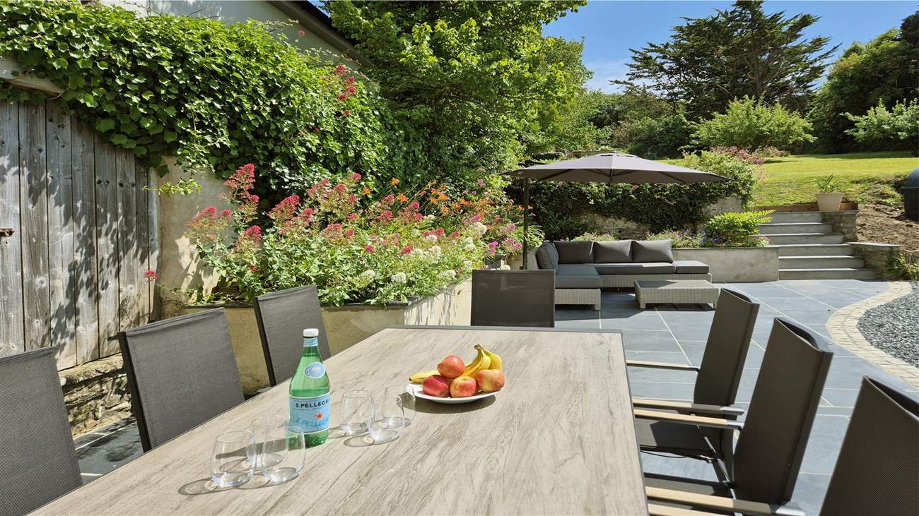 Al fresco dining, the perfect holiday pastime.