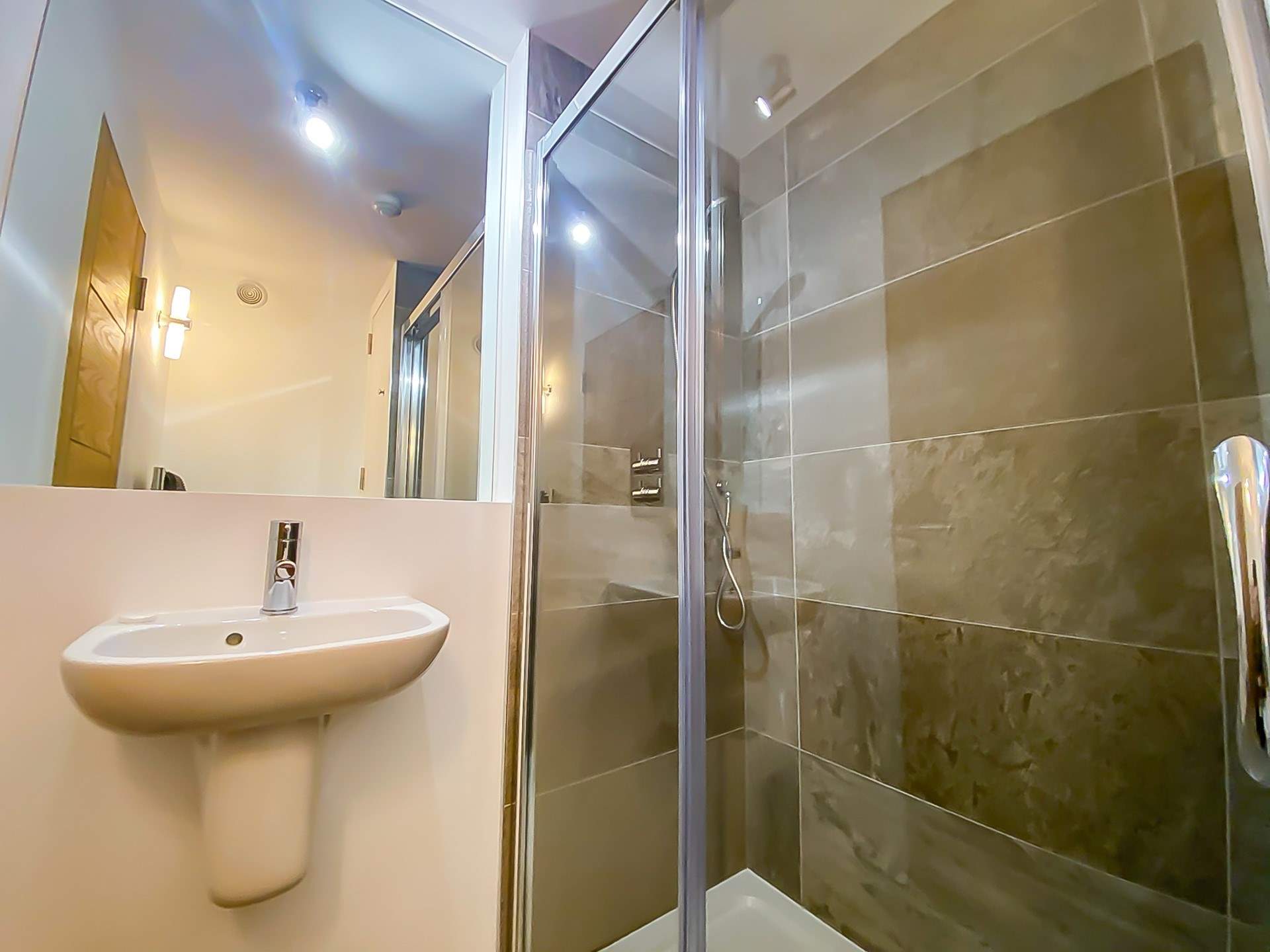 The en suite shower-room.