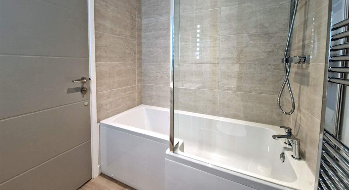 The en suite bathroom, perfect for a long soak after a busy beach day. 