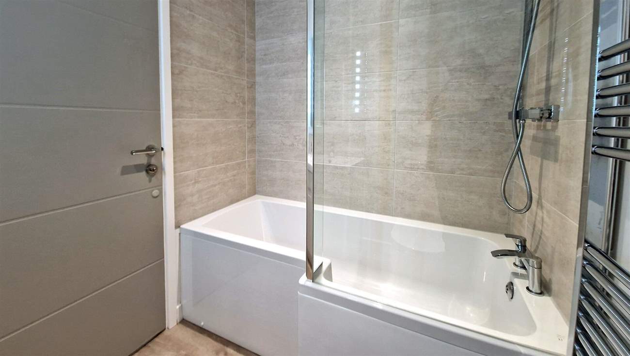 The en suite bathroom, perfect for a long soak after a busy beach day.