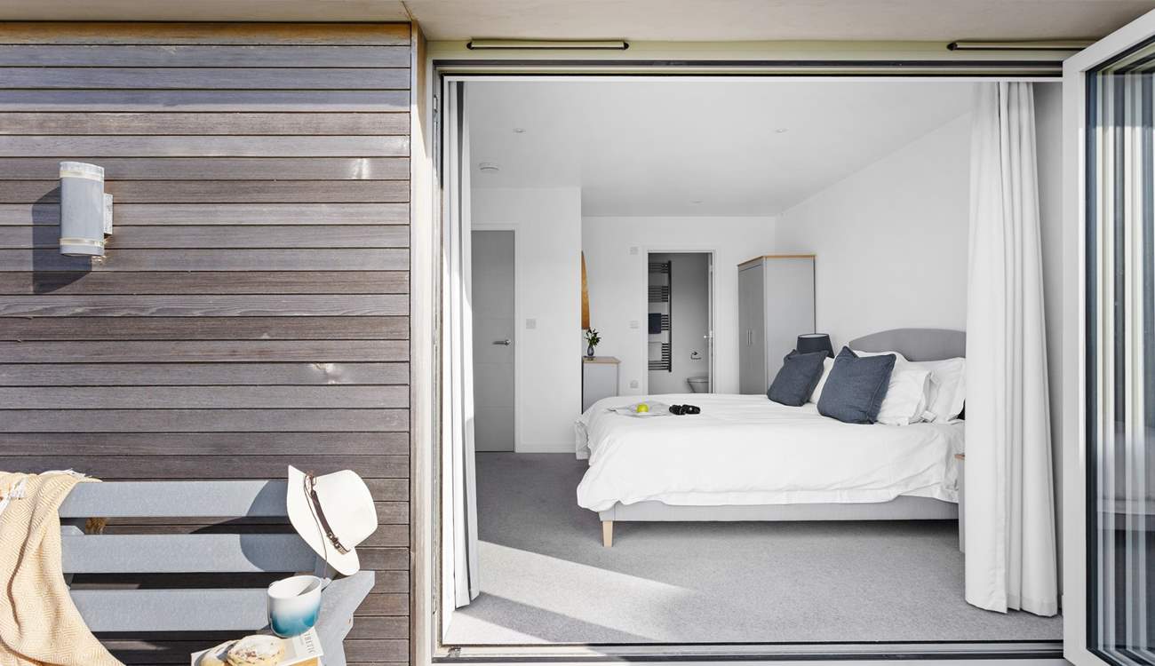 This bedroom also enjoys an en suite bathroom so no queuing for a shower when staying at this fabulous holiday abode.