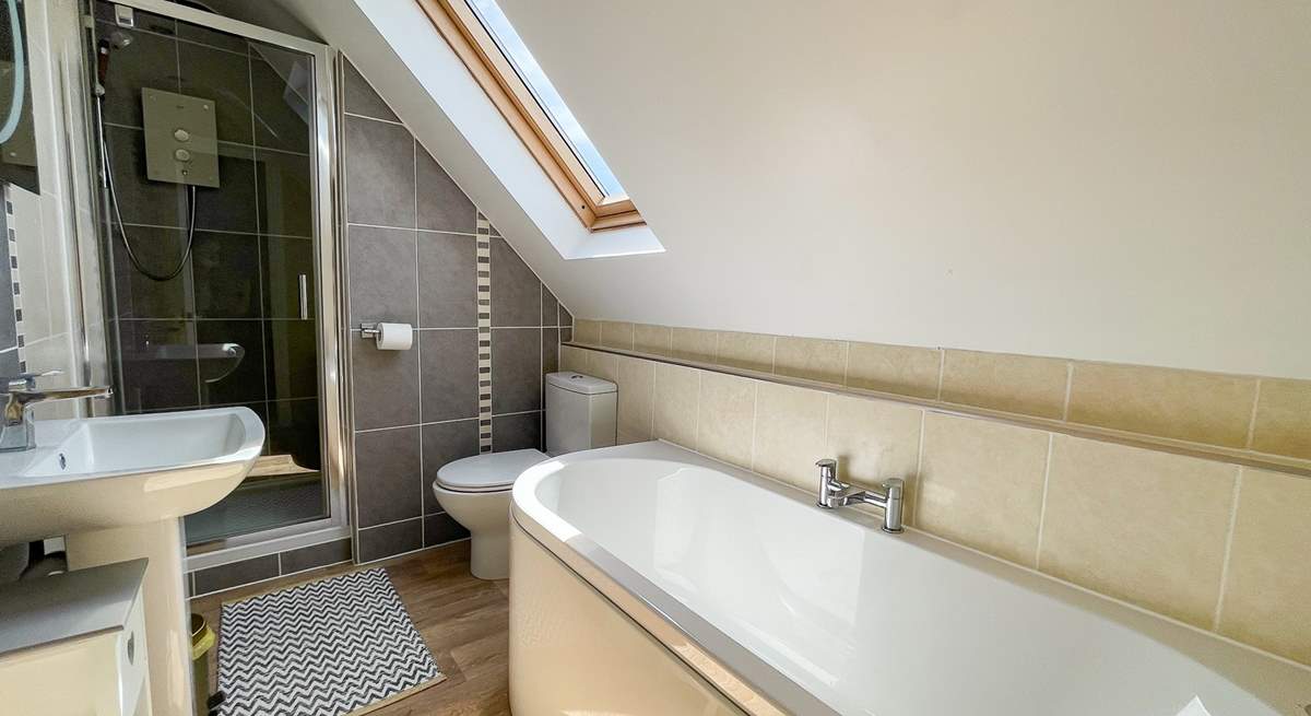 And a separate shower cubicle. 