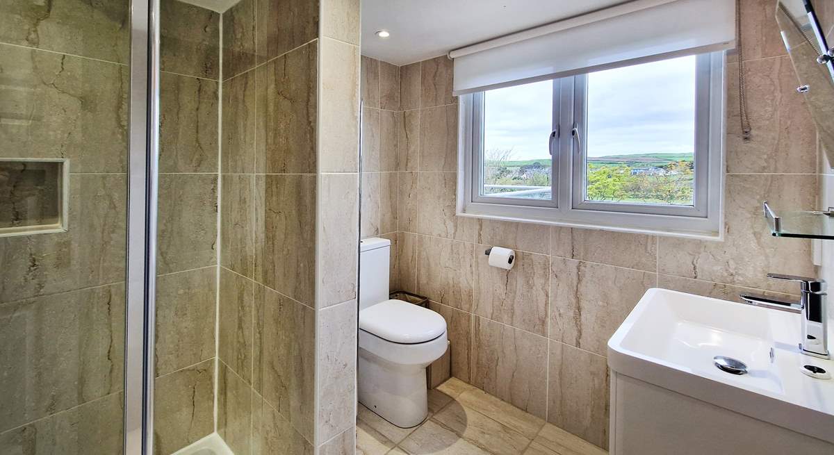 The en suite shower-room.