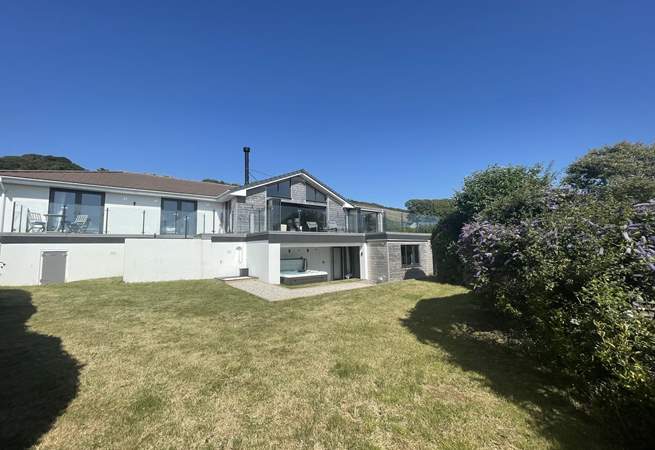 The children can let off steam in the garden. 