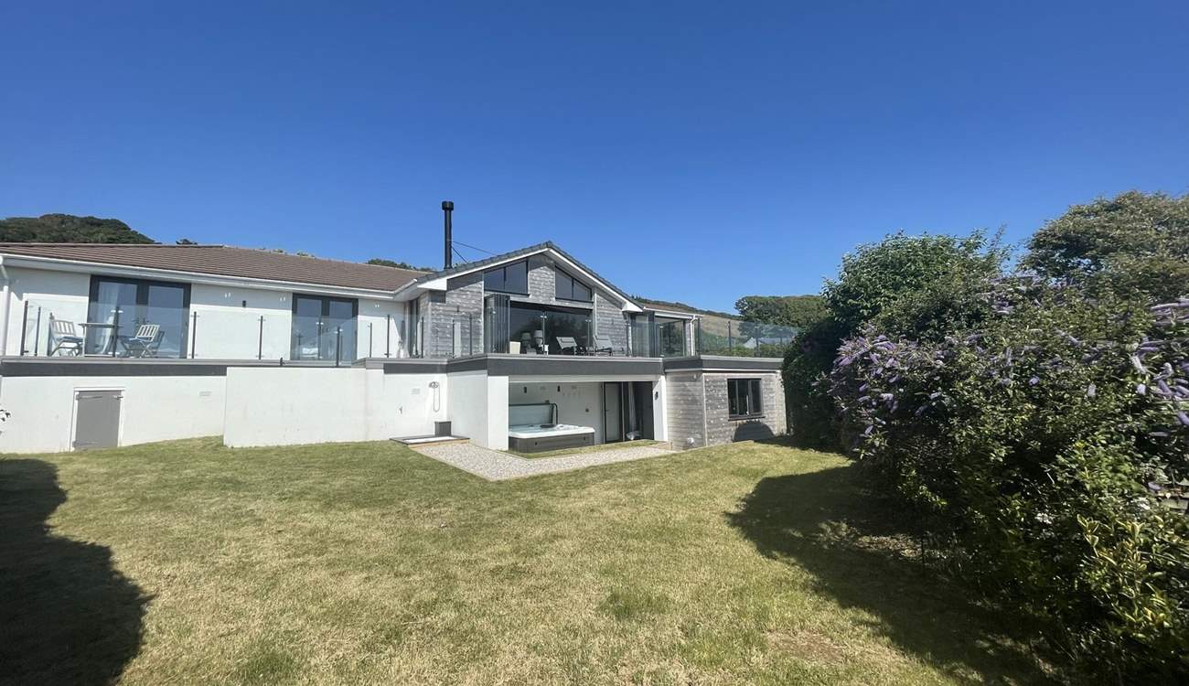 The children can let off steam in the garden. 