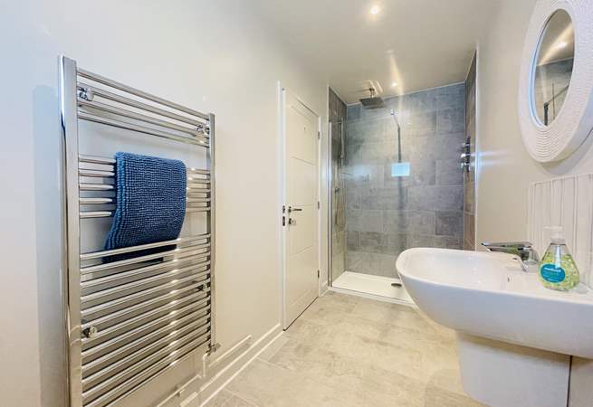 The two double rooms on the first floor have luxury en suite shower-rooms. 