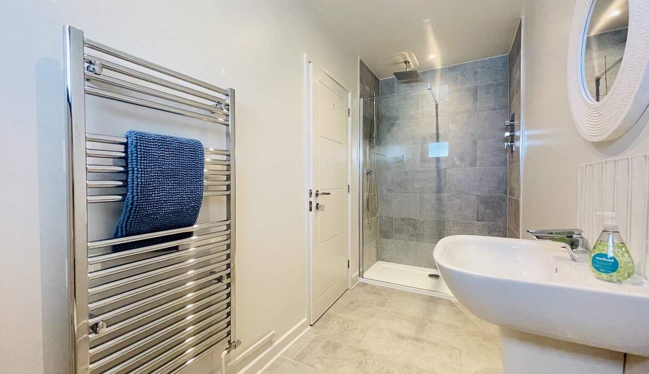 The two double rooms on the first floor have luxury en suite shower-rooms. 