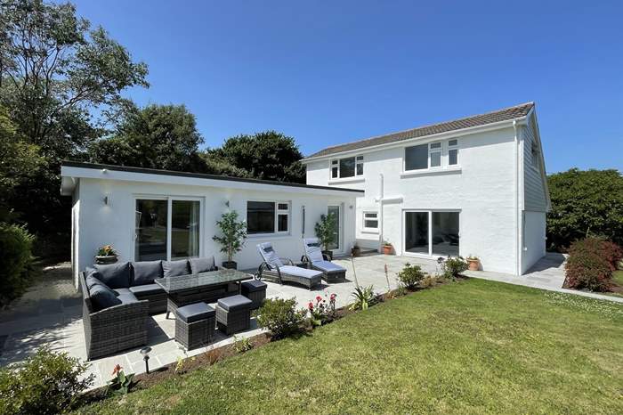 Sea Whisper,Sleeps 11 + cot, Croyde