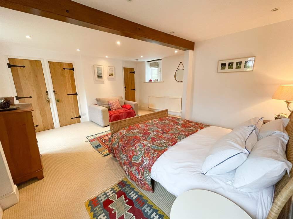 The other pretty double bedroom.