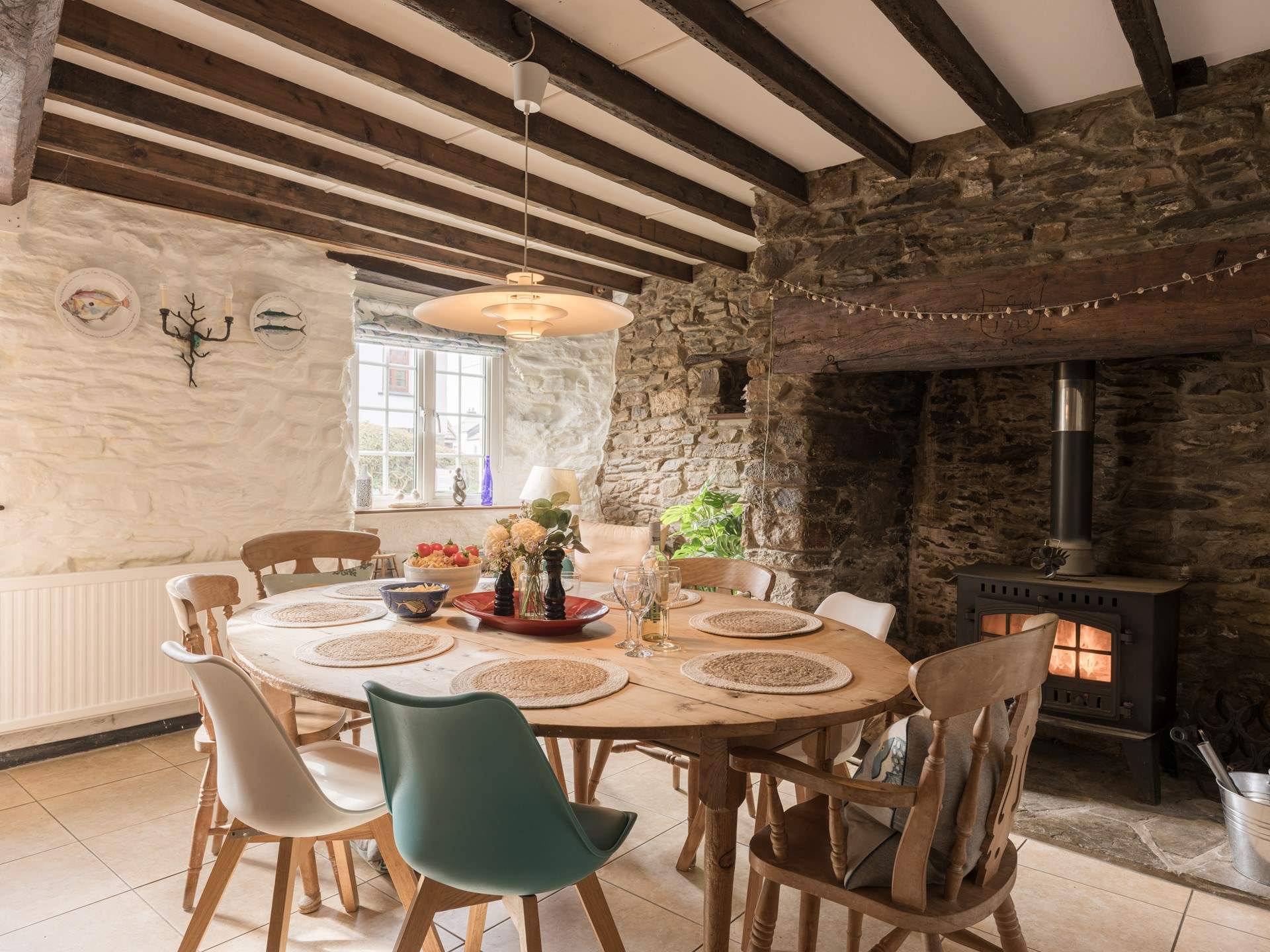 The dining-room is the perfect place to plan the day ahead. 