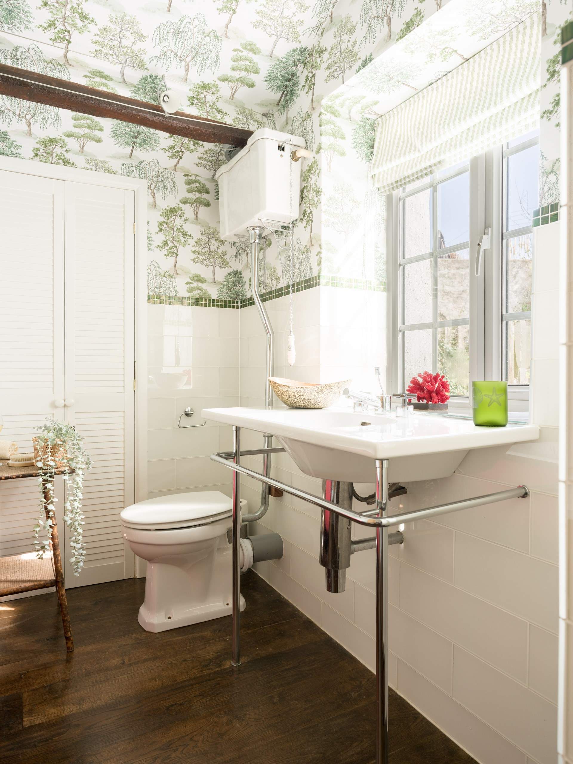 The wall paper is a delight.