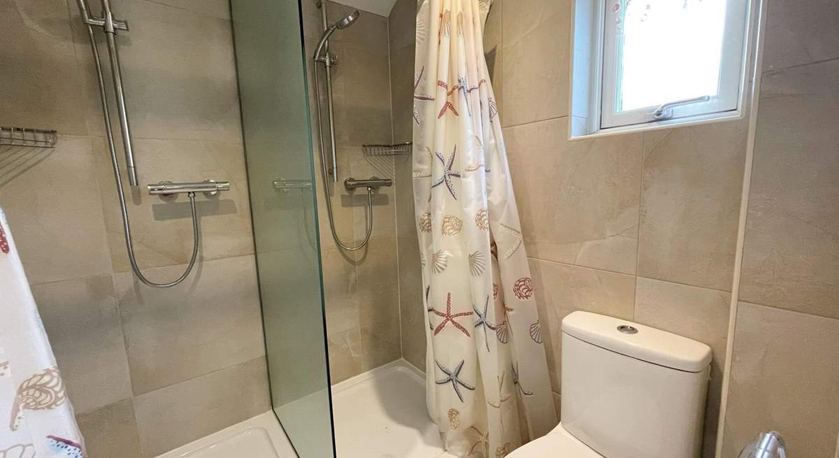 The utility room as double showers, ideal after a day on the beach. 