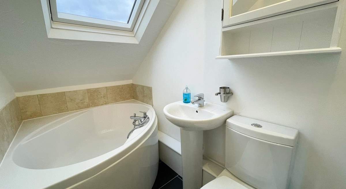 Who doesn't love a corner bath!