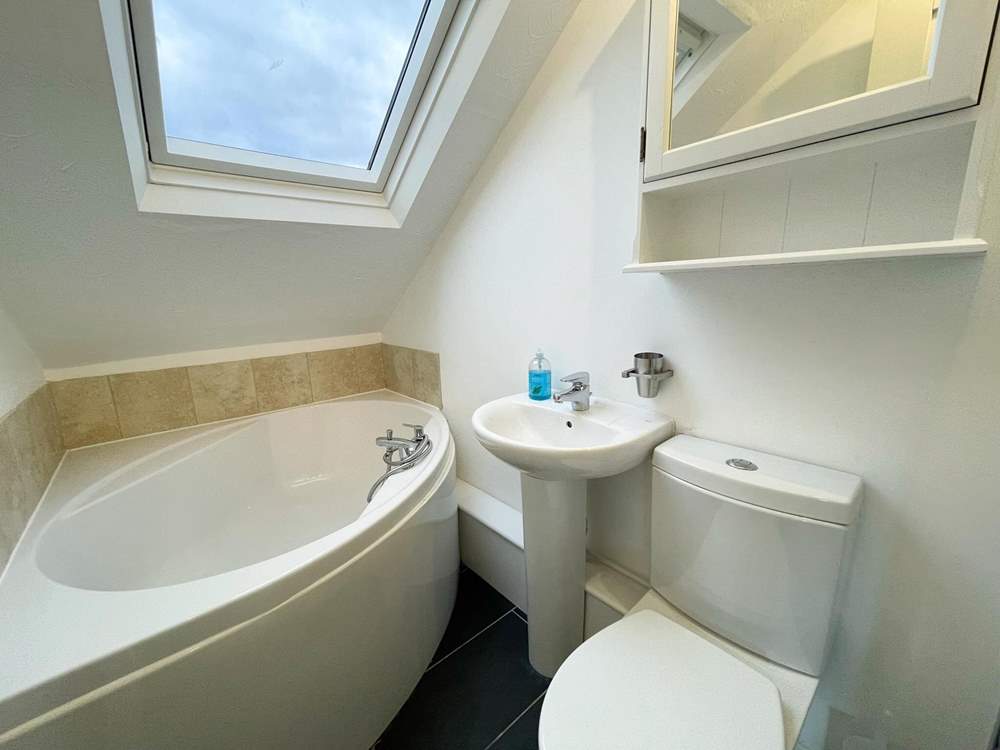 Who doesn't love a corner bath!