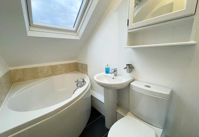 The perfect corner to soak in the bath.