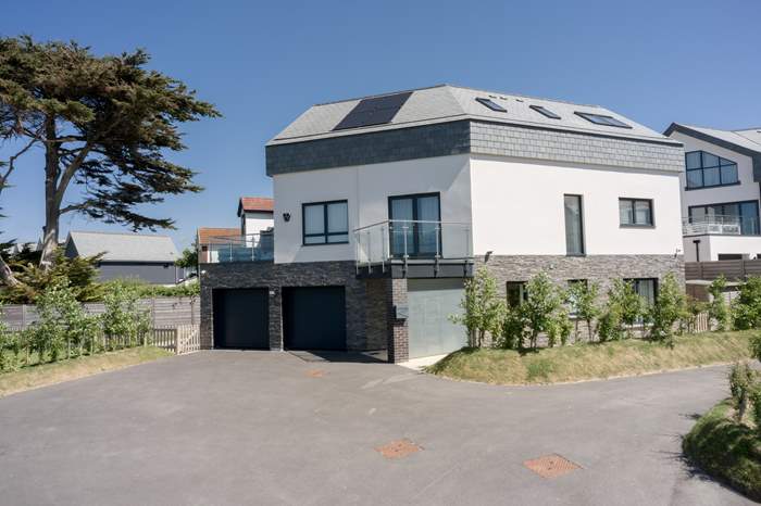 Capella is a 4 bedroom holiday cottage with sea views in Croyde, North Devon.