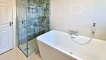 And a separate shower cubicle. 