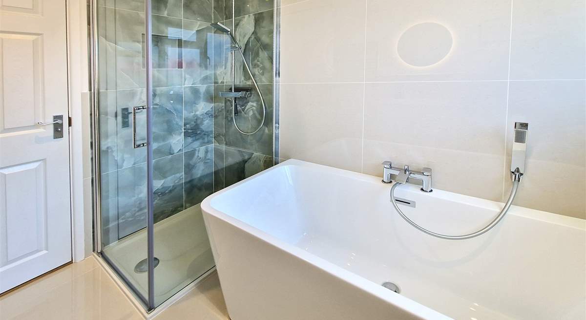 And a separate shower cubicle. 