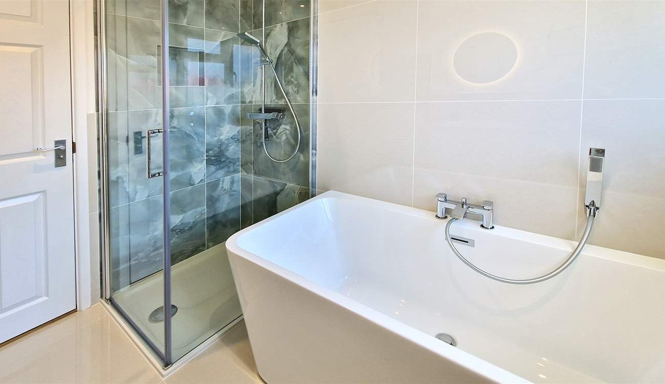 And a separate shower cubicle. 