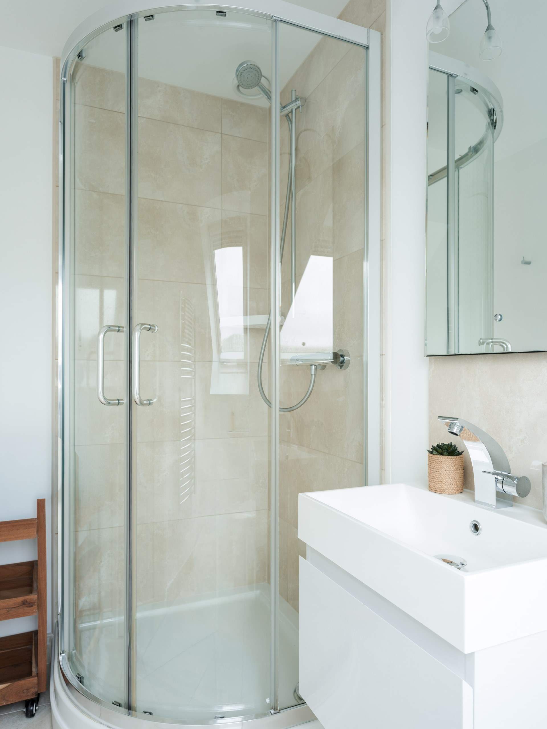 Both doubles have en suite shower-rooms.