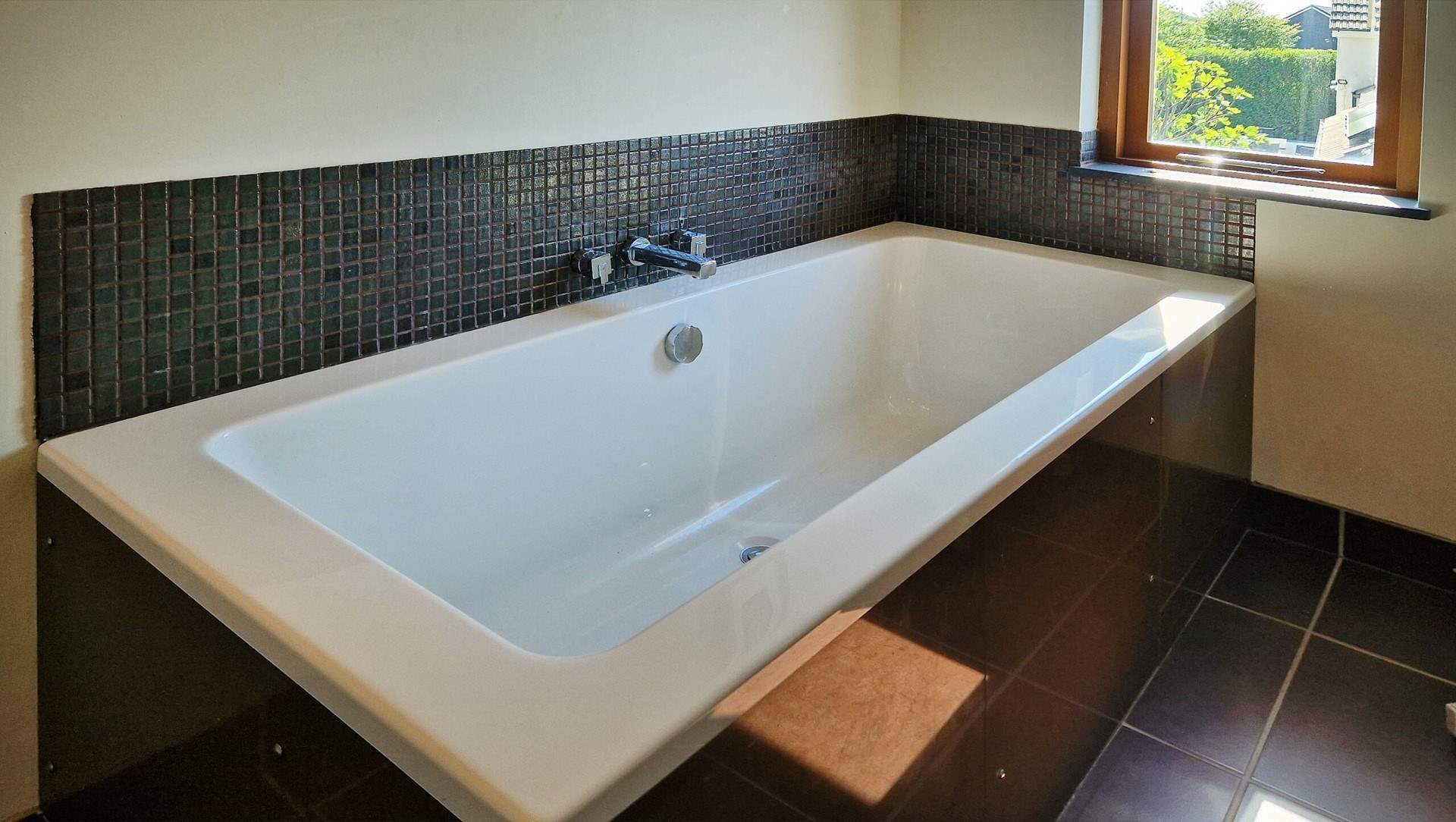 Bedroom two has an en suite bathroom, ideal for a long soak after a busy beach day. 