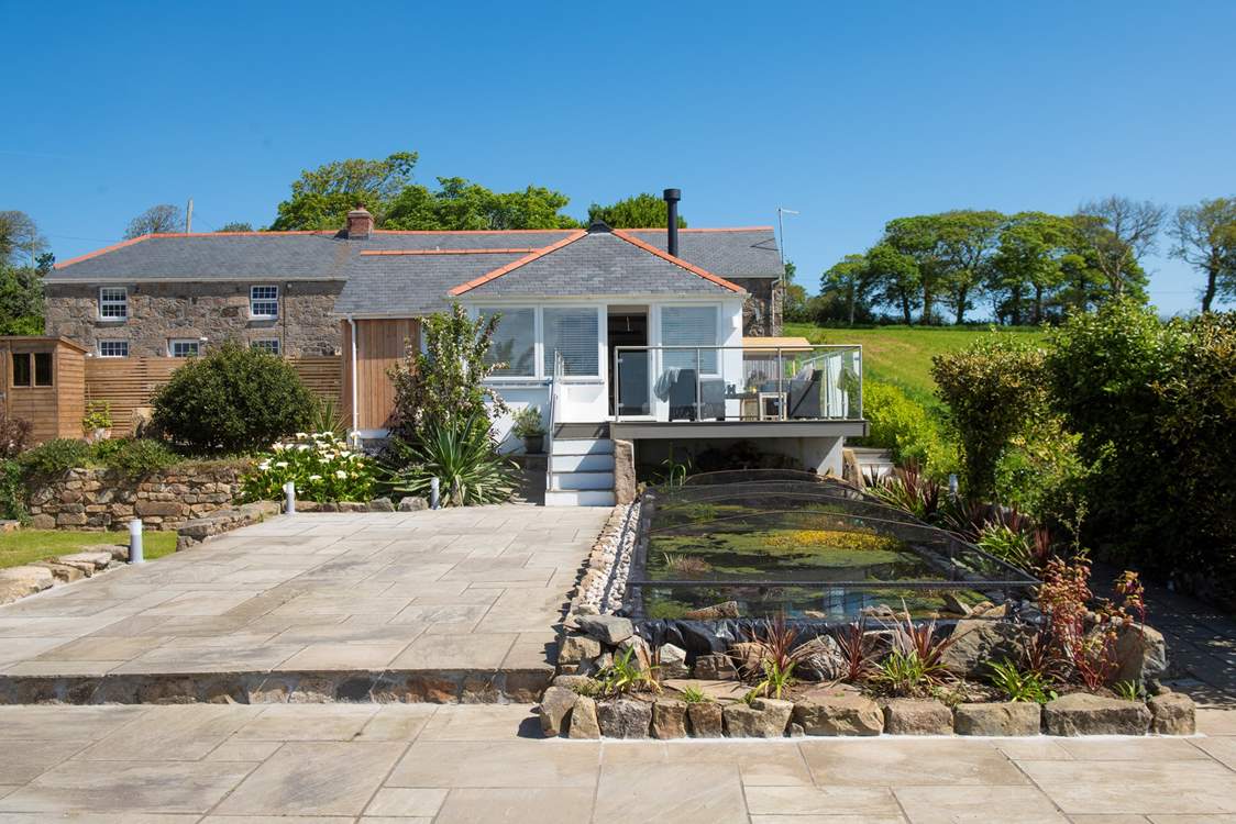 Welcome to Little Rosemorran Cottage, a newly appointed property set in the Cornish countryside with exceptional sea views.