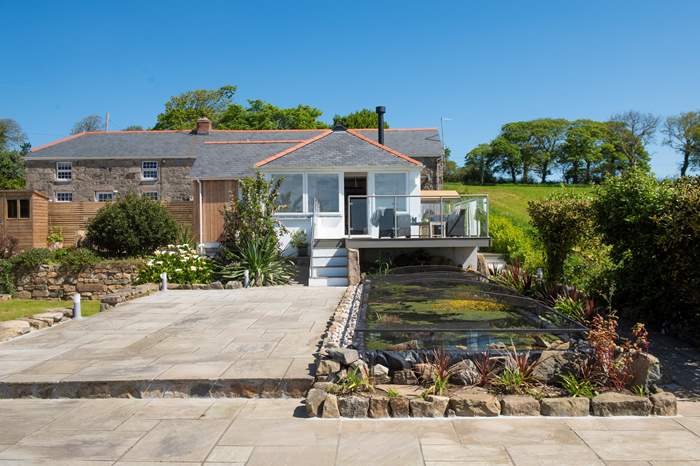 Little Rosemorran Cottage is a 2 bedroom, dog friendly cottage with sea views in Penzance, Cornwall.