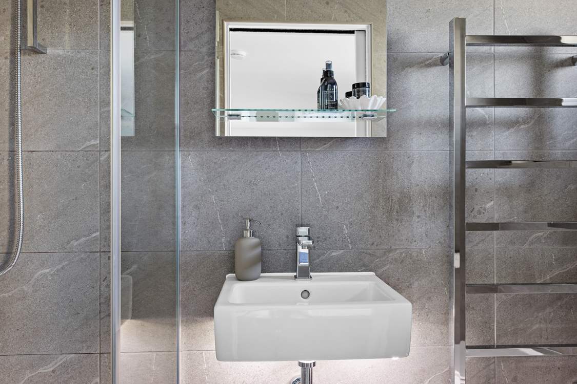 The en suite shower-room means no shower queues in the morning.