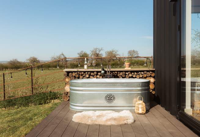 Relax in the outdoor bath tub surrounded by nature. 