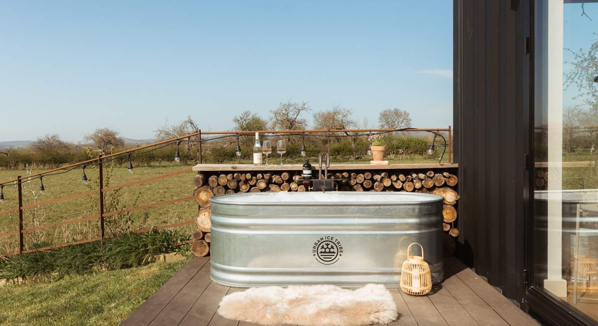 Relax in the outdoor bath tub surrounded by nature. 