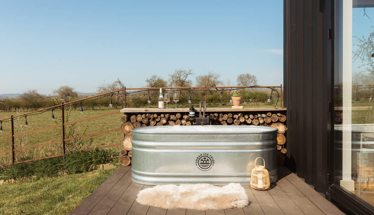 Relax in the outdoor bath tub surrounded by nature. 