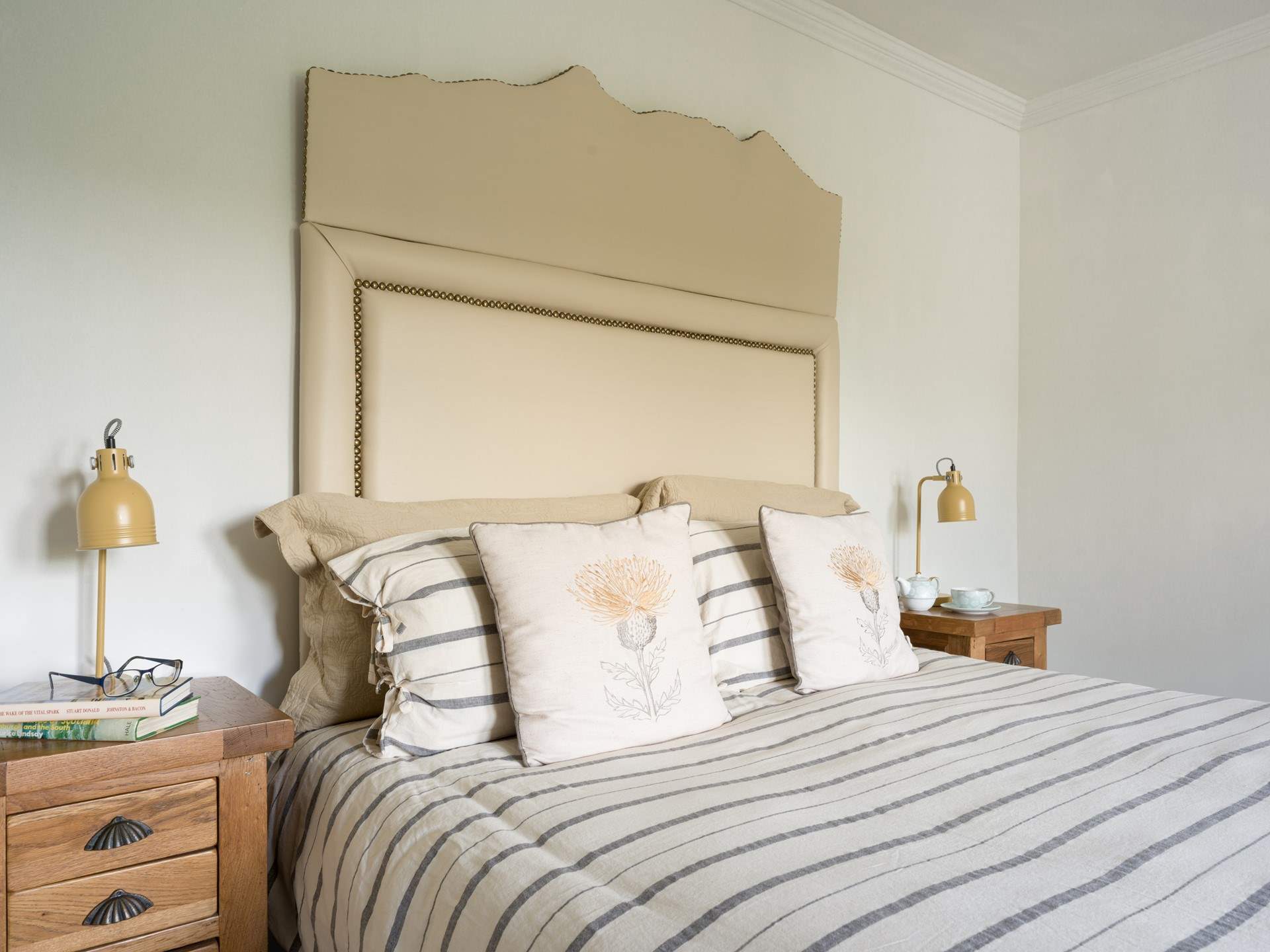 The king-size bed will welcome you with its sumptuous linens. 