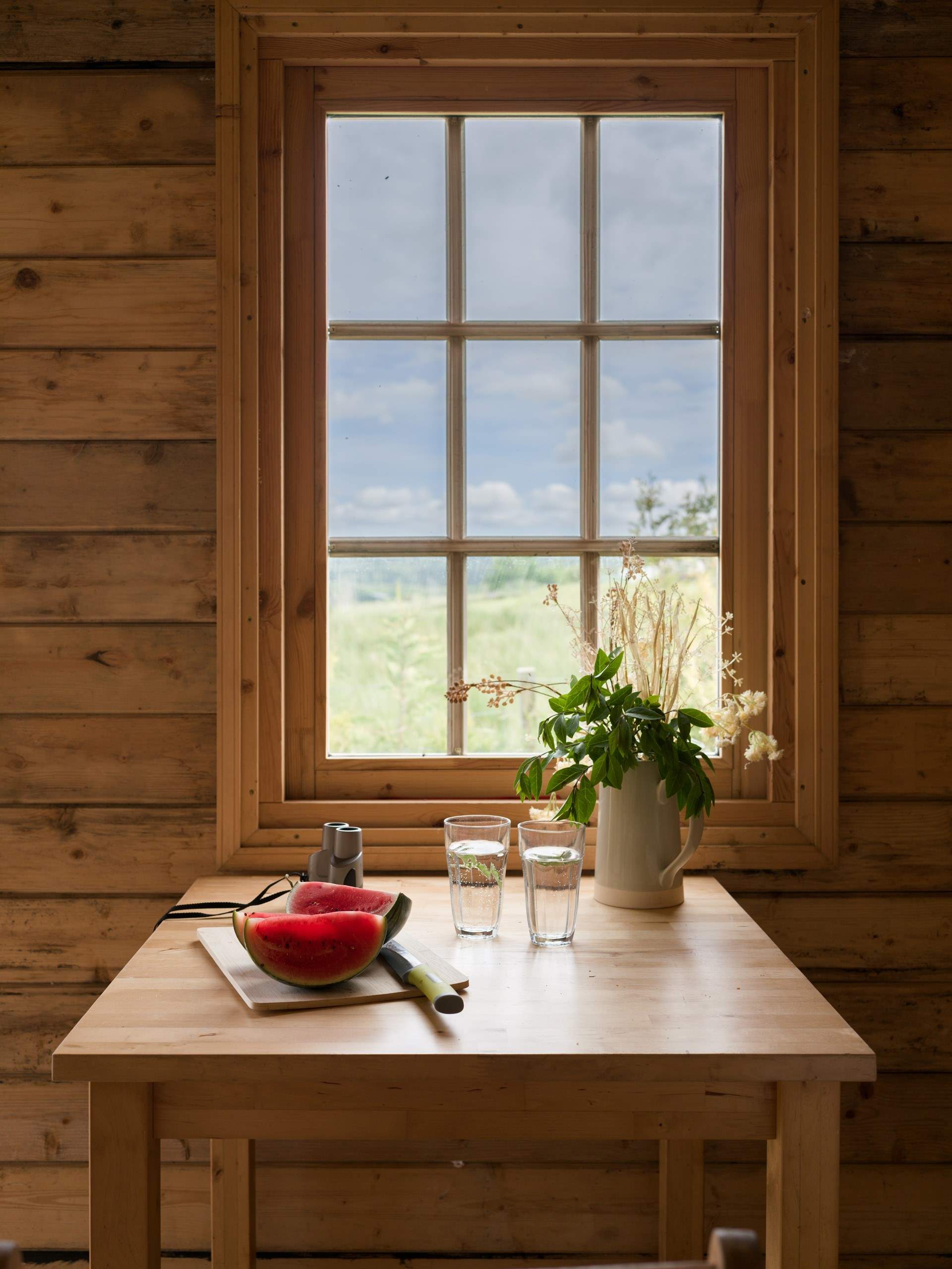 Why not enjoy an impromptu meal in the summer-house?
