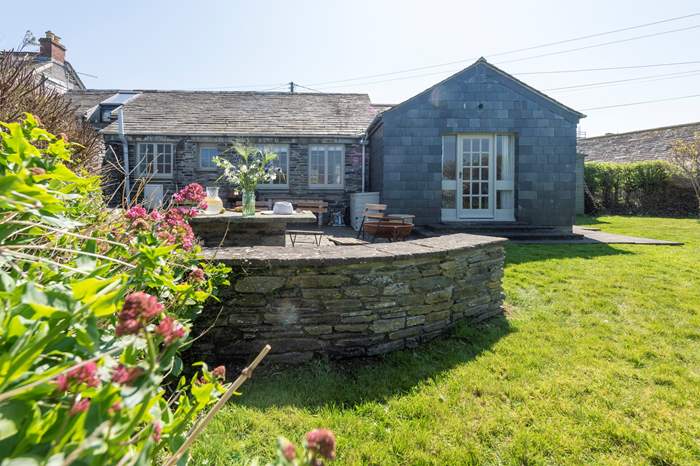 The Mowhay,Sleeps 5 + 2 cots, 1.1 miles NW of Padstow