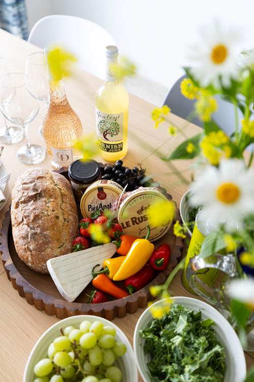 Fill the dining-table and eat while sharing happy memories of your day.