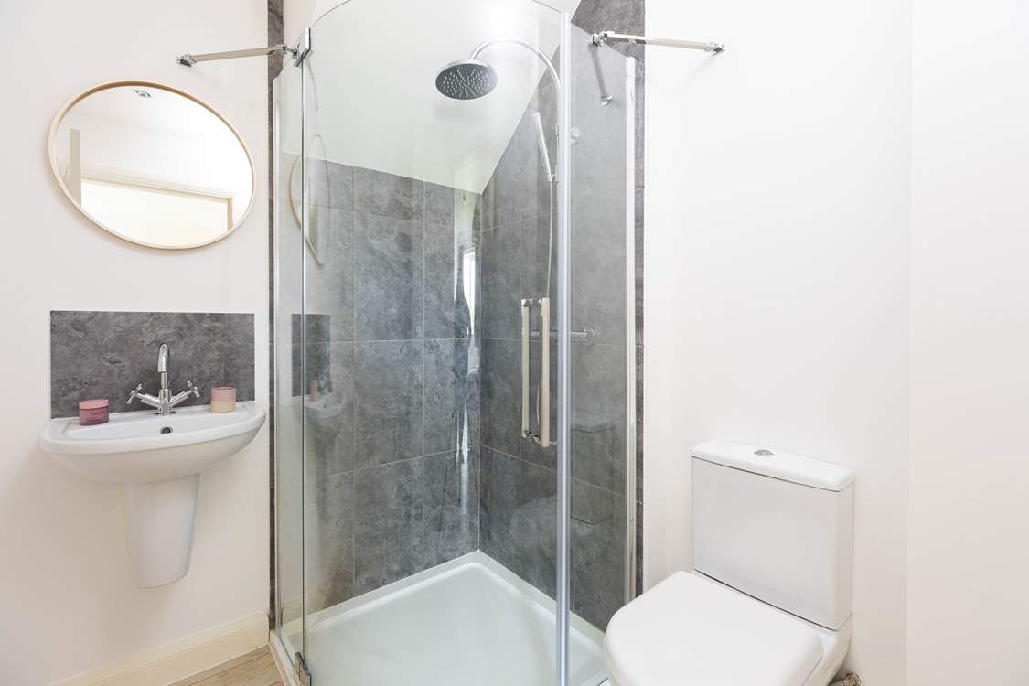 The en suite shower-room.