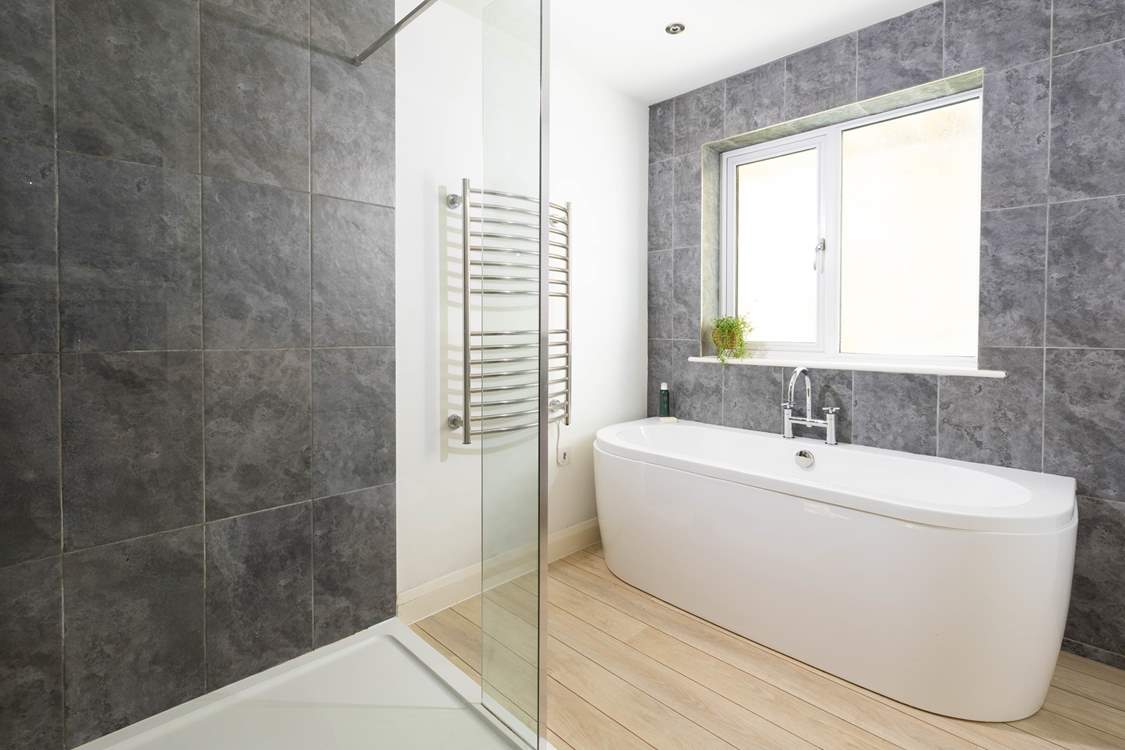 The spacious en suite to the main bedroom.