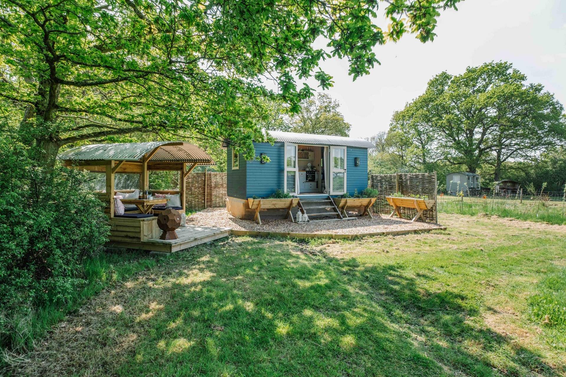 Isla Rose is tucked away in a private meadow that sits in front of sister huts, Douglas Fir and Cala Lily. 