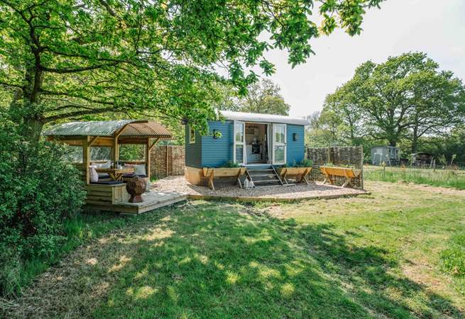 Isla Rose is tucked away in a private meadow that sits in front of sister huts, Douglas Fir and Cala Lily. 
