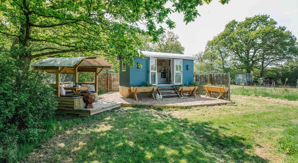 Isla Rose is tucked away in a private meadow that sits in front of sister huts, Douglas Fir and Cala Lily. 