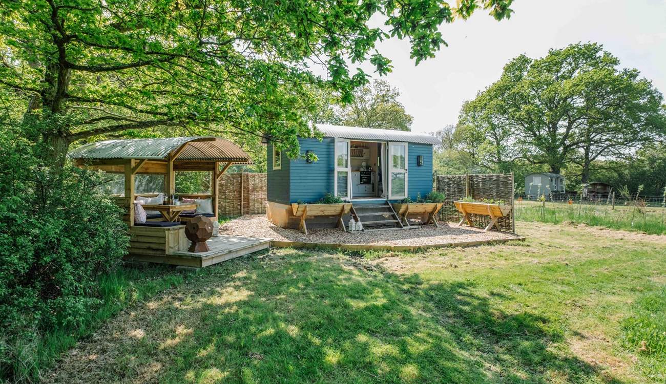 Isla Rose is tucked away in a private meadow that sits in front of sister huts, Douglas Fir and Cala Lily. 