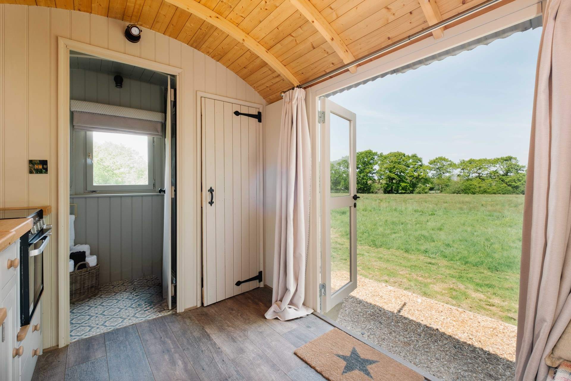 Imagine waking up to these blissful views of beautiful green pastures. 