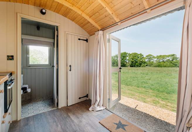 Imagine waking up to these blissful views of beautiful green pastures. 