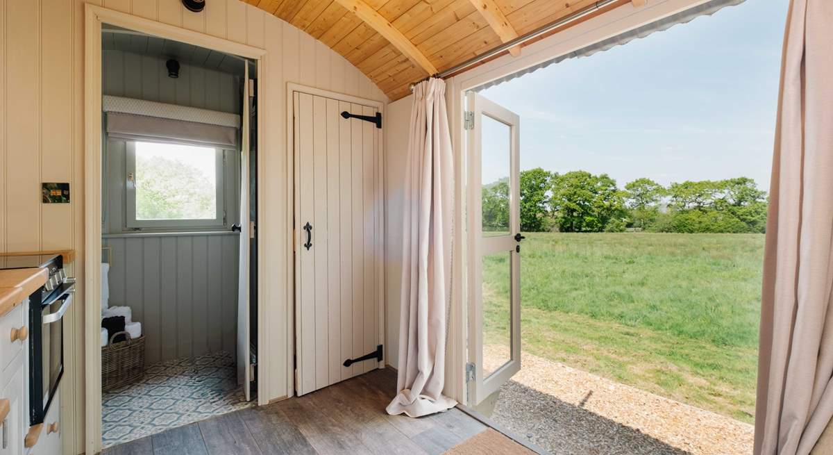 Imagine waking up to these blissful views of beautiful green pastures. 