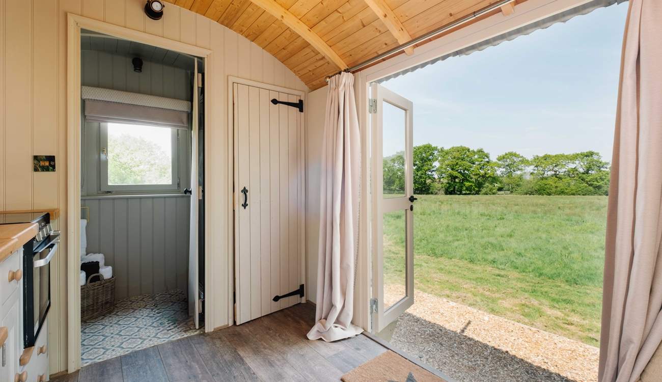 Imagine waking up to these blissful views of beautiful green pastures. 