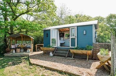Isla Rose. Sleeps 2, 4.3 miles E of Pulborough