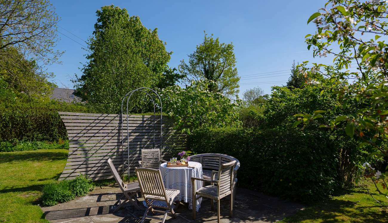 There are plenty of secluded areas in the garden for a delightfully luscious meal. 