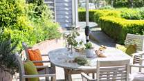 Al fresco dining in the summer sun. 
